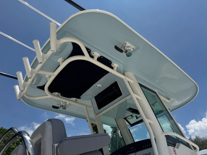 Slide: The Image of Boston Whaler 250 Outrage 2026 - 3
