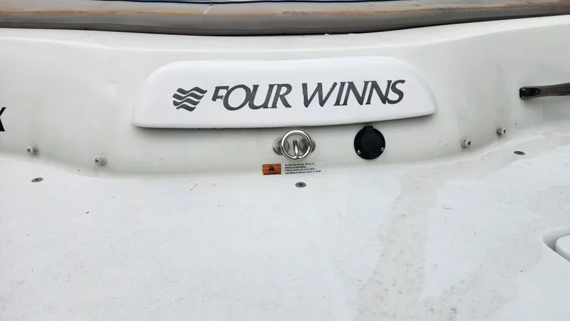Slide: The Image of Four Winns 18H 2002 - 10