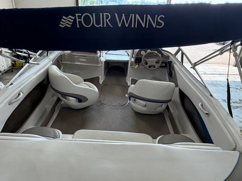 Slide: The Image of Four Winns 18H 2002 - 33