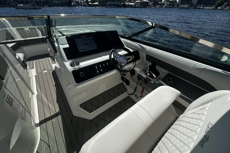 Slide: The Image of Sea Ray SLX 310 Outboard 2026 - 32