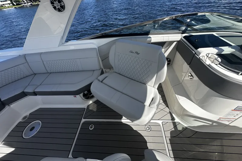 Slide: The Image of Sea Ray SLX 310 Outboard 2026 - 35