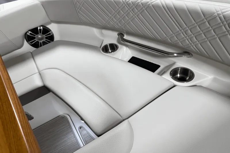 Slide: The Image of Sea Ray 250 SDX 2025 - 104