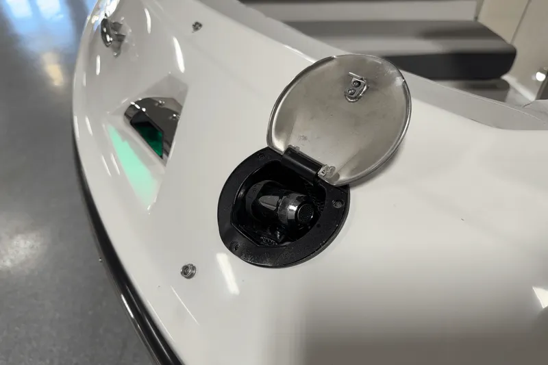 Slide: The Image of Sea Ray 250 SDX 2025 - 111