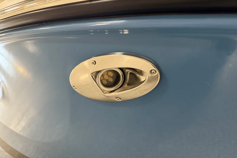 Slide: The Image of Sea Ray 250 SDX 2025 - 116