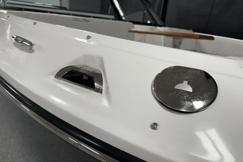 Slide: The Image of Sea Ray 250 SDX 2025 - 118