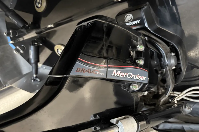 Slide: The Image of Sea Ray 250 SDX 2025 - 16