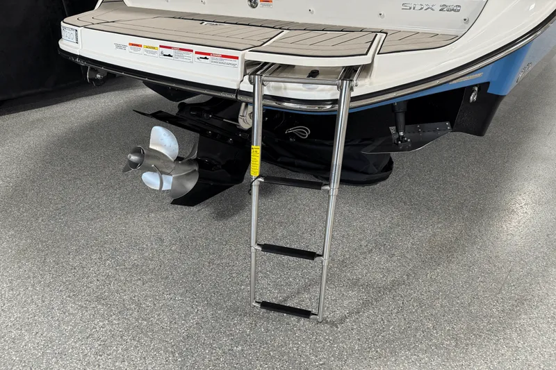 Slide: The Image of Sea Ray 250 SDX 2025 - 20