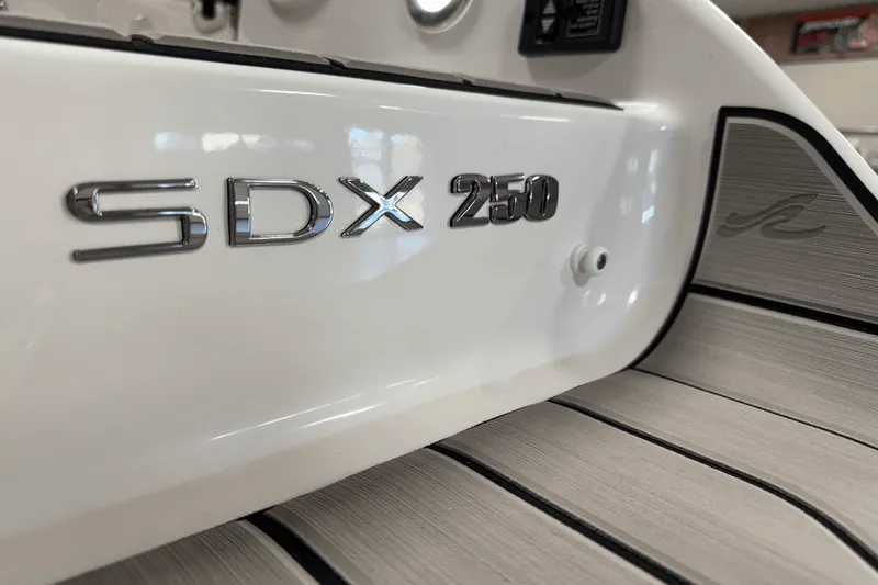 Slide: The Image of Sea Ray 250 SDX 2025 - 25