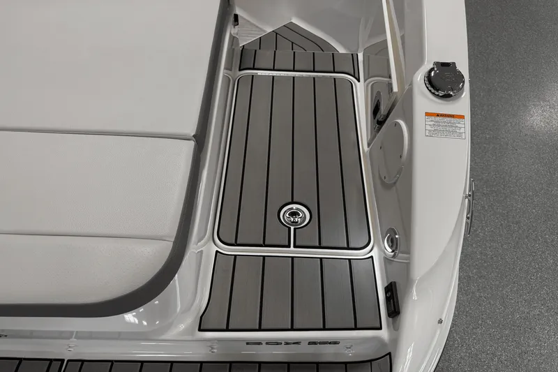 Slide: The Image of Sea Ray 250 SDX 2025 - 27