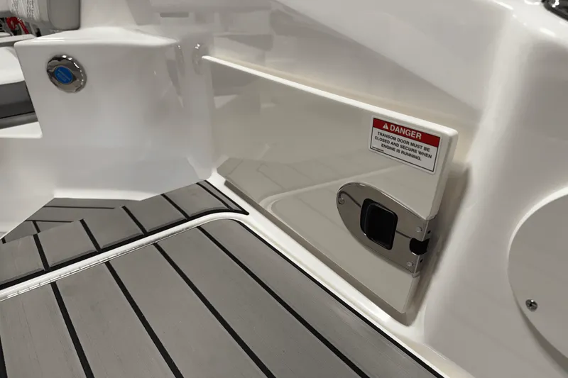 Slide: The Image of Sea Ray 250 SDX 2025 - 29