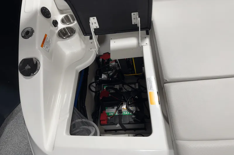 Slide: The Image of Sea Ray 250 SDX 2025 - 34