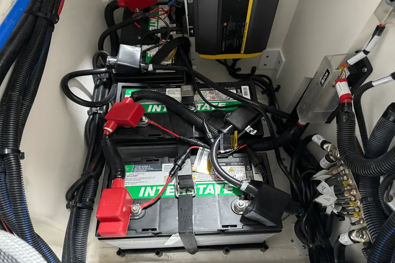 Slide: The Image of Sea Ray 250 SDX 2025 - 36