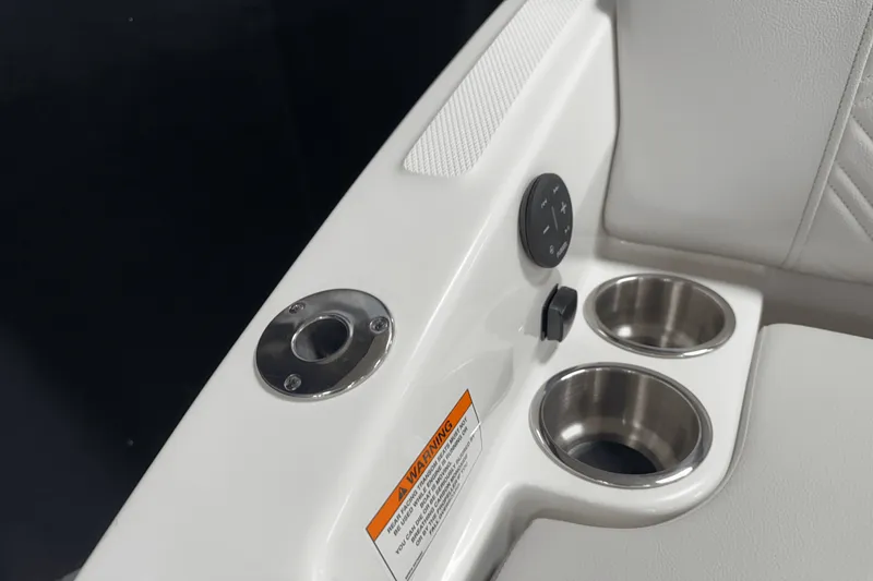 Slide: The Image of Sea Ray 250 SDX 2025 - 41