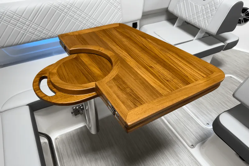 Slide: The Image of Sea Ray 250 SDX 2025 - 48