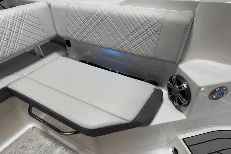 Slide: The Image of Sea Ray 250 SDX 2025 - 56