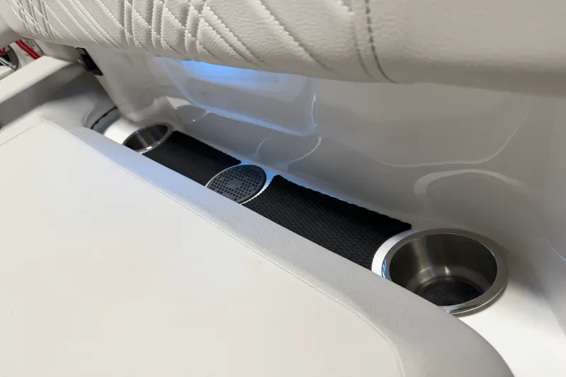 Slide: The Image of Sea Ray 250 SDX 2025 - 57