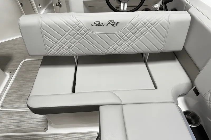 Slide: The Image of Sea Ray 250 SDX 2025 - 61