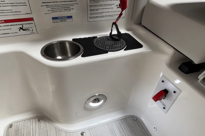 Slide: The Image of Sea Ray 250 SDX 2025 - 66