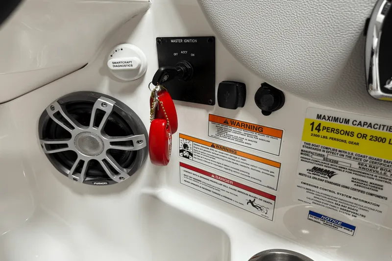 Slide: The Image of Sea Ray 250 SDX 2025 - 67