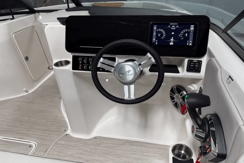 Slide: The Image of Sea Ray 250 SDX 2025 - 69