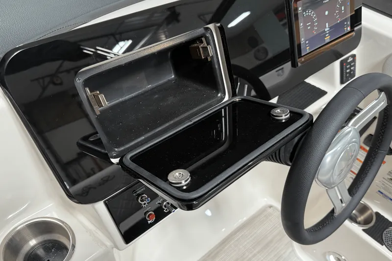 Slide: The Image of Sea Ray 250 SDX 2025 - 72