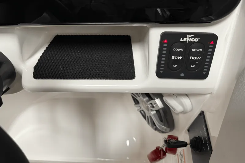 Slide: The Image of Sea Ray 250 SDX 2025 - 74