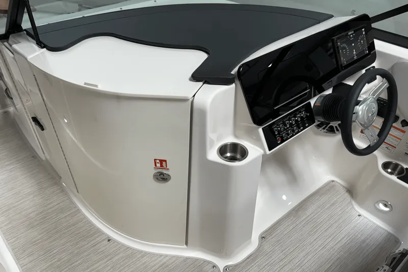 Slide: The Image of Sea Ray 250 SDX 2025 - 75