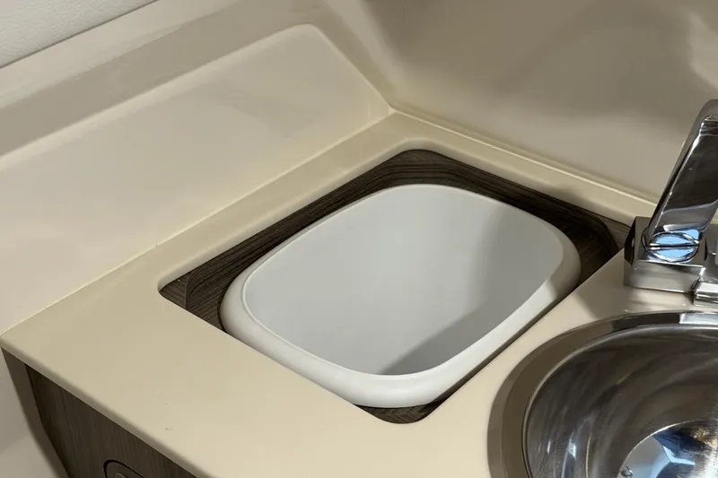 Slide: The Image of Sea Ray 250 SDX 2025 - 78