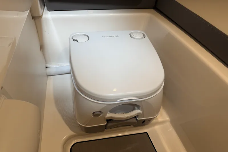 Slide: The Image of Sea Ray 250 SDX 2025 - 79