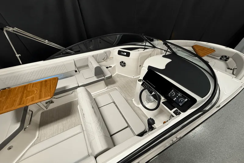 Slide: The Image of Sea Ray 250 SDX 2025 - 8
