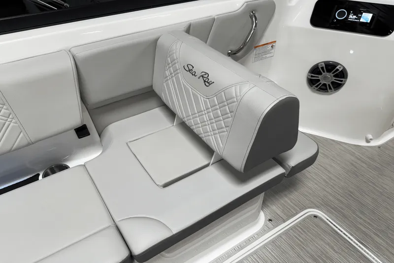 Slide: The Image of Sea Ray 250 SDX 2025 - 85