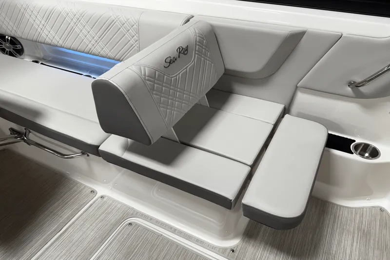 Slide: The Image of Sea Ray 250 SDX 2025 - 86