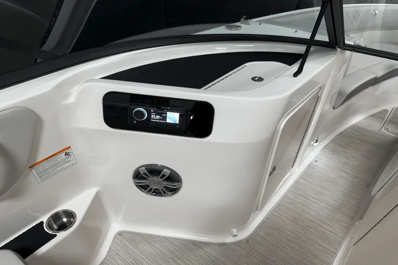 Slide: The Image of Sea Ray 250 SDX 2025 - 88