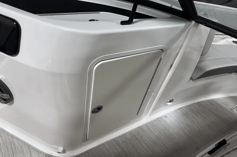 Slide: The Image of Sea Ray 250 SDX 2025 - 92