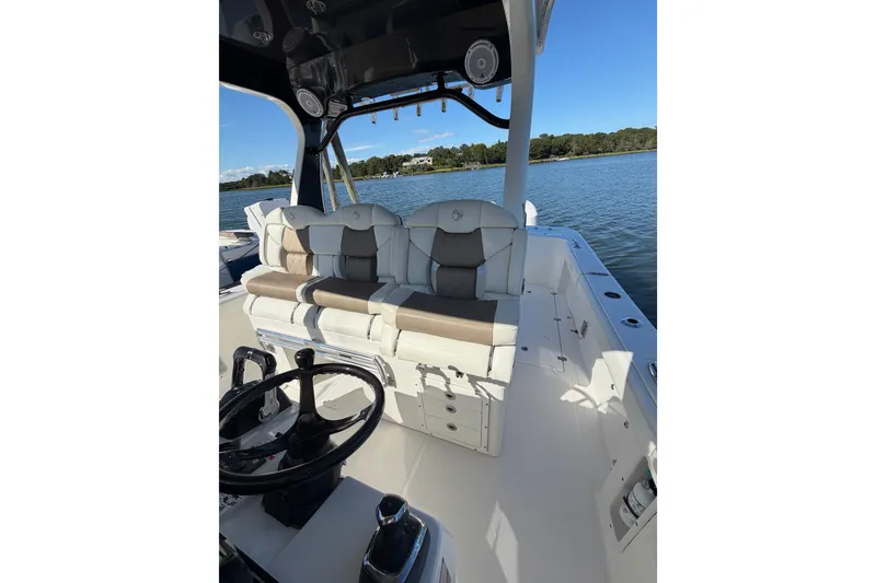 Slide: The Image of Edgewater 370CC 2018 - 26