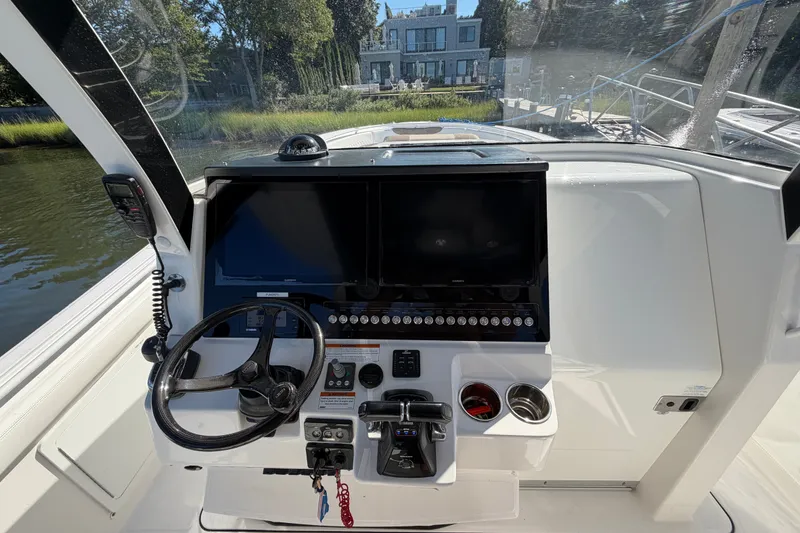 Slide: The Image of Edgewater 370CC 2018 - 30