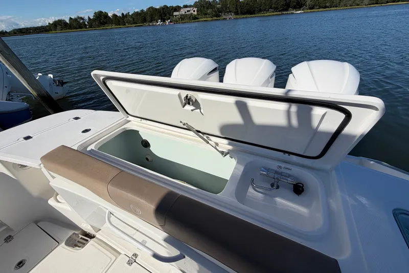 Slide: The Image of Edgewater 370CC 2018 - 18