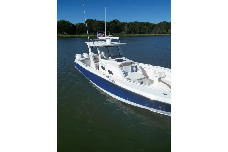 Slide: The Image of Edgewater 370CC 2018 - 34