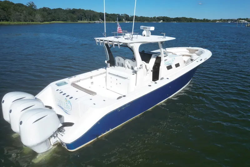 Slide: The Image of Edgewater 370CC 2018 - 2