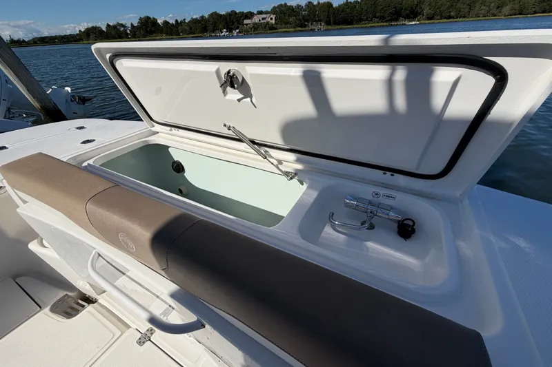 Slide: The Image of Edgewater 370CC 2018 - 17
