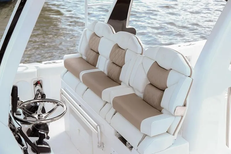 Slide: The Image of Edgewater 370CC 2018 - 7
