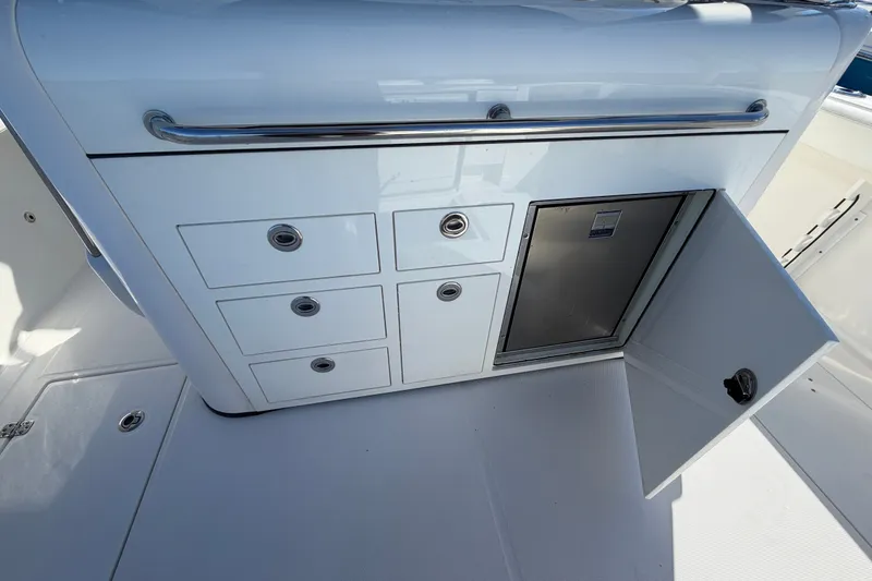 Slide: The Image of Edgewater 370CC 2018 - 21