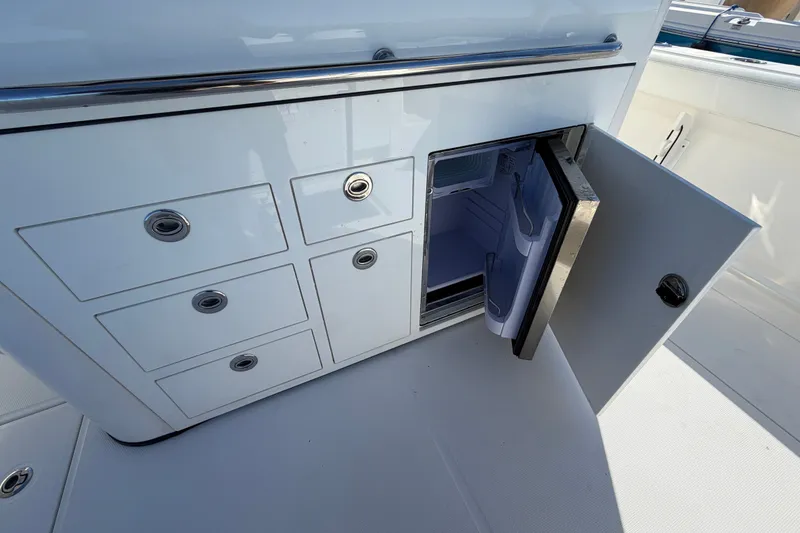 Slide: The Image of Edgewater 370CC 2018 - 20