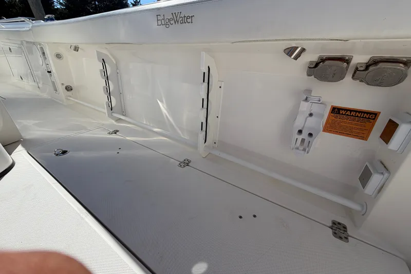 Slide: The Image of Edgewater 370CC 2018 - 22