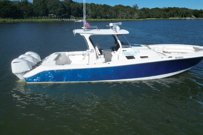 Slide: The Image of Edgewater 370CC 2018 - 40