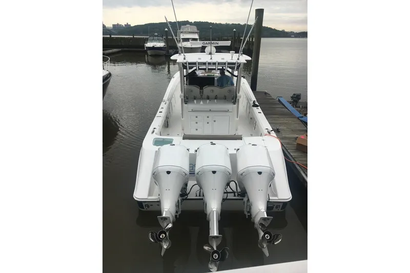 Slide: The Image of Edgewater 370CC 2018 - 4