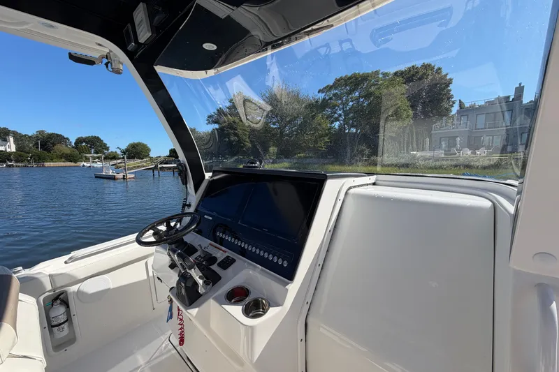 Slide: The Image of Edgewater 370CC 2018 - 31