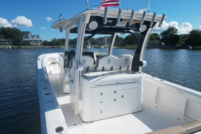 Slide: The Image of Edgewater 370CC 2018 - 36