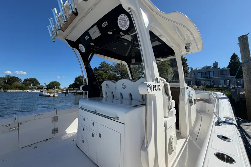 Slide: The Image of Edgewater 370CC 2018 - 23