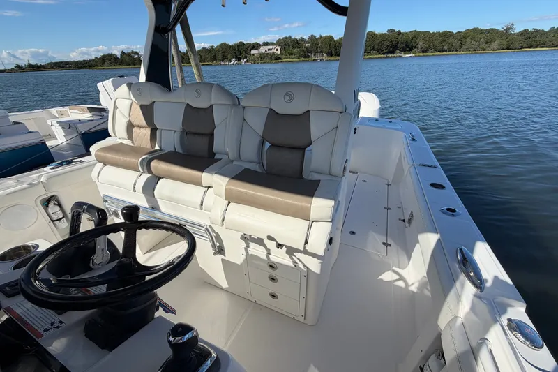Slide: The Image of Edgewater 370CC 2018 - 25